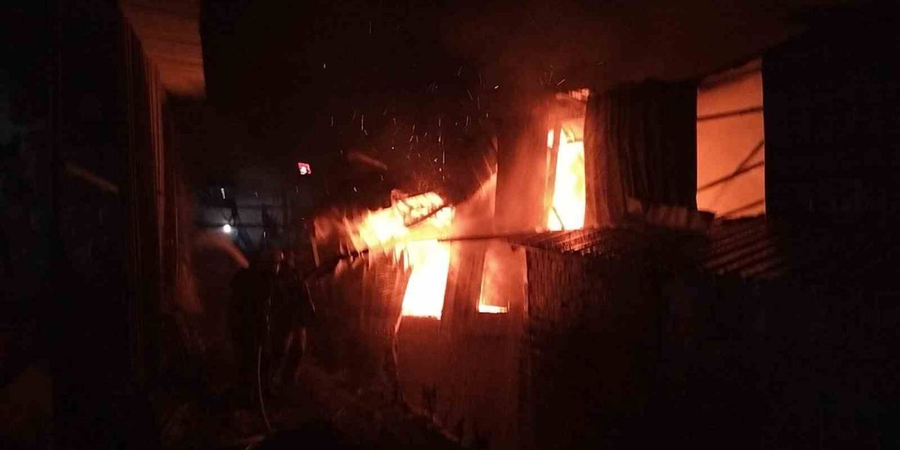 İmalathanede Korkutan Yangın...alevler Ahıra Sıçramadan Söndürüldü