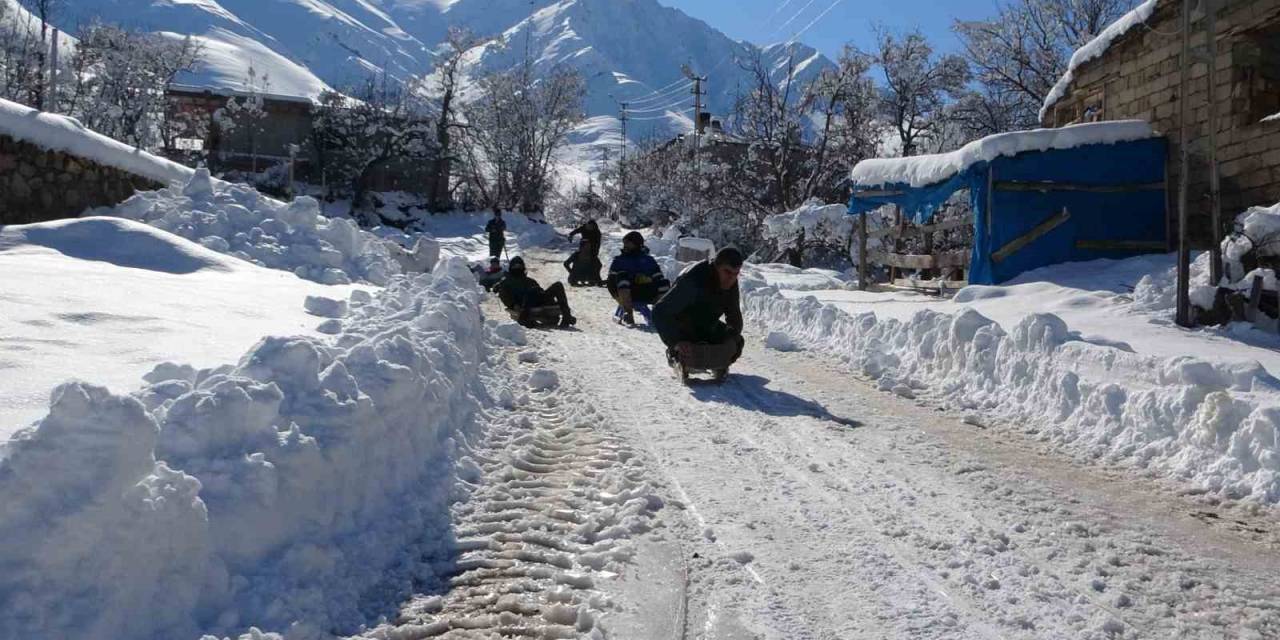 Gençler Yaptıkları Kızaklarla Karın Tadını Çıkardı