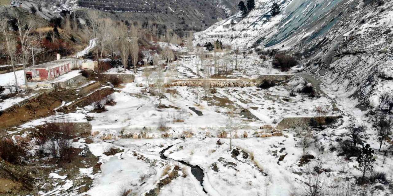 Erzincan’da Dereler Buz Tuttu