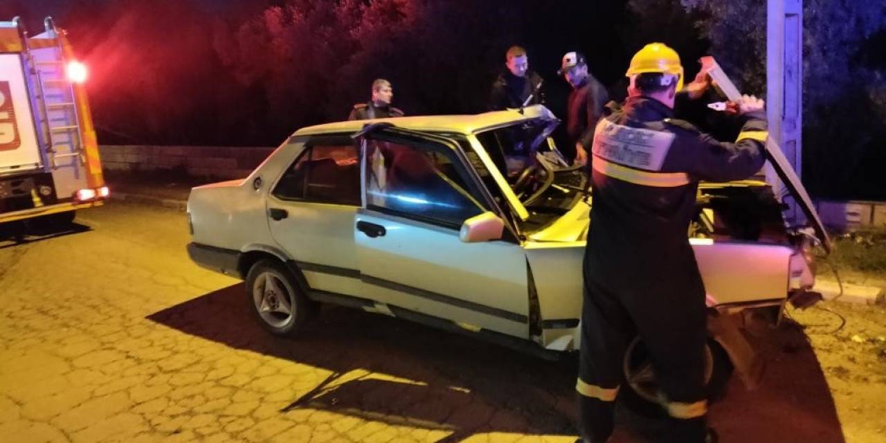 Hatay’da Elektrik Direğine Çarpan Tofaş Hurdaya Döndü