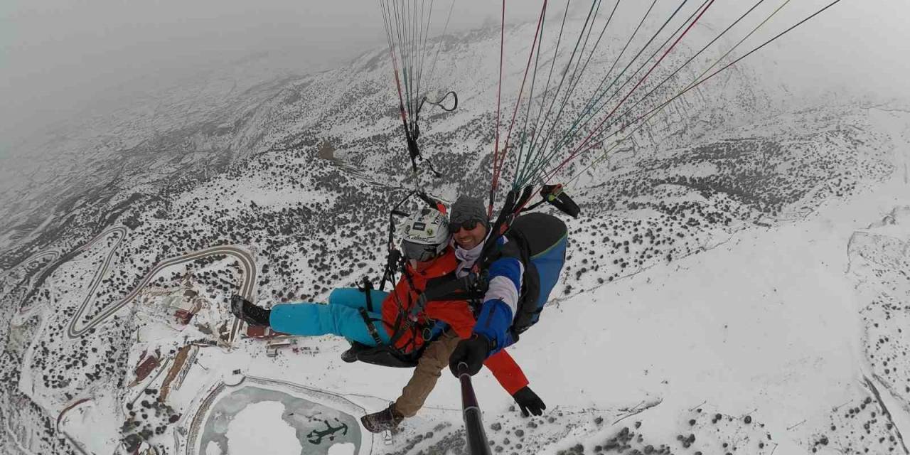 Ergan Dağı’nda Adrenalin Dolu ’göl Manzaralı’ Yamaç Paraşütü