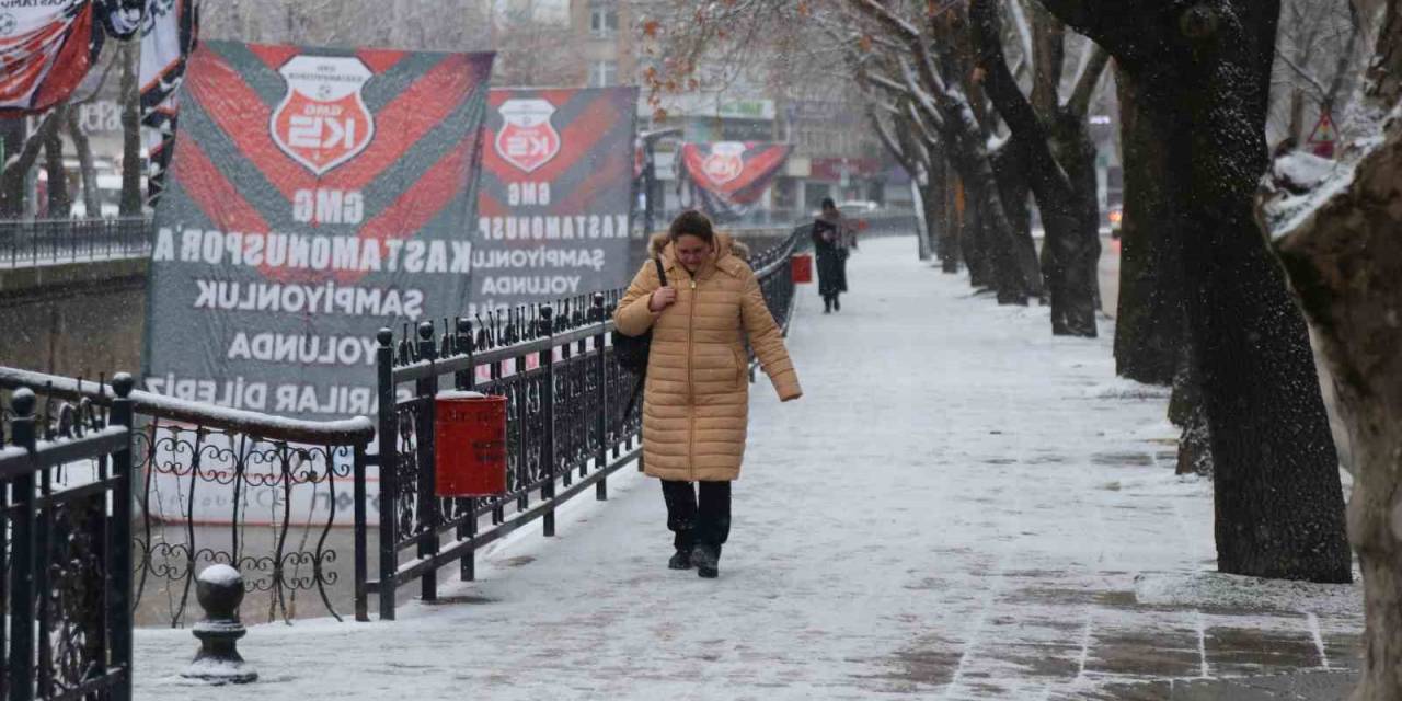 Kar Yağışı Kastamonu’yu Beyaza Bürüdü: Vatandaşlar Yeni Güne Karla Uyandı