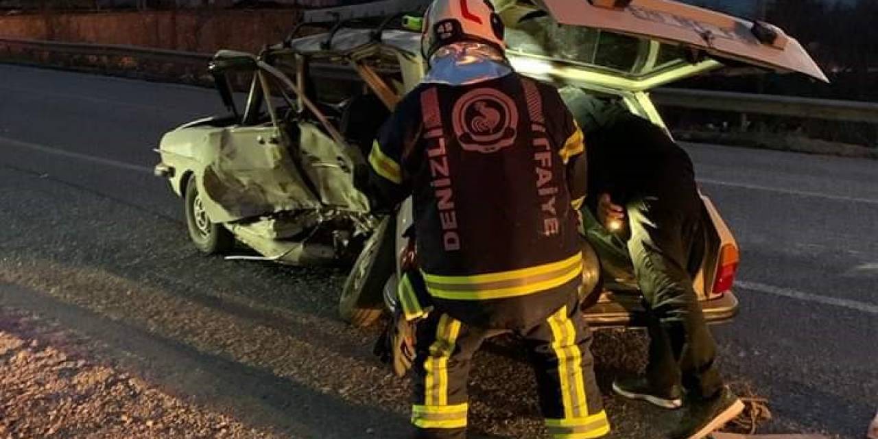 Otomobilde Sıkışan İki Yaralıyı İtfaiye Kurtardı