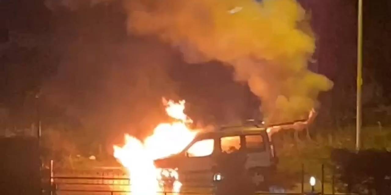 Bursa’da Park Halindeki Hafif Ticari Araç Alev Alev Yandı