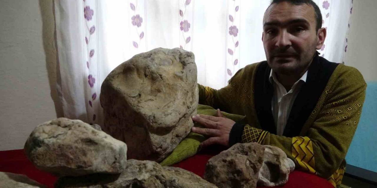 Çevreden Topladığı Taşlara Gözü Gibi Bakıyor