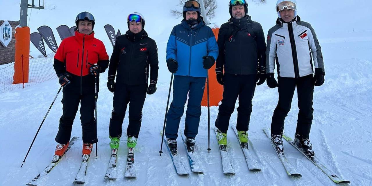 Erzurum Valisi Mustafa Çiftçi’den Kayak Keyfi