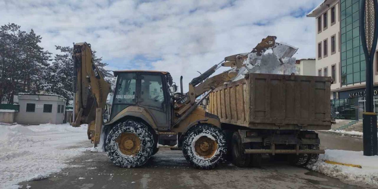 Aşkale’de Kar Temizliği Yapıldı