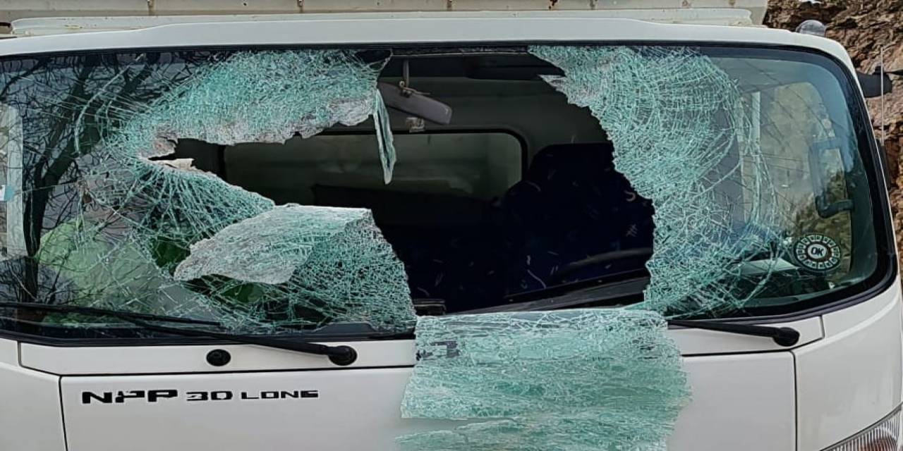 Dağdan Kopan Kaya Parçası Aracın İçerisine Girmişti: Sürücü Hayatını Kaybetti