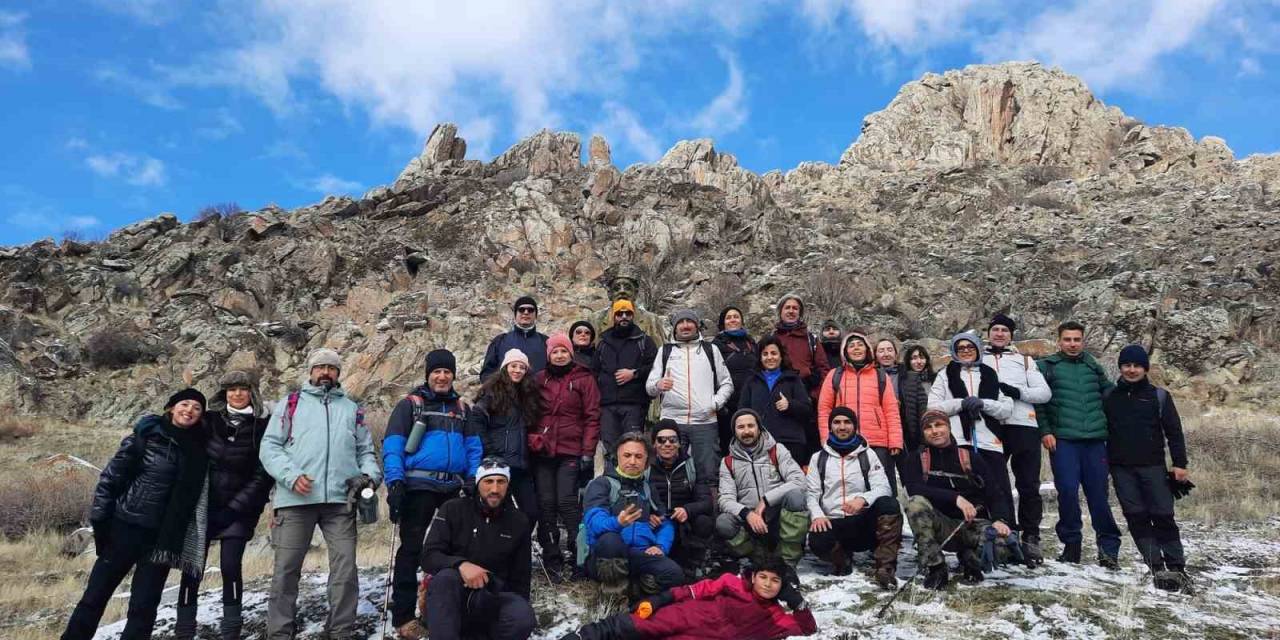 40 Kişilik Ekip Gönül Dağı’nın Zirvesine Tırmanarak Dev Türk Bayrağı Açtı