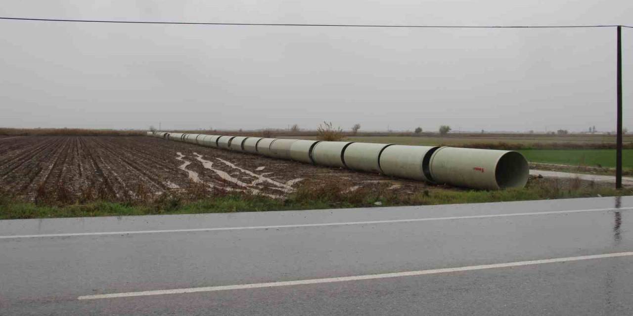 Koçarlı’daki Sulama İnşaatında Dev Borular Döşeniyor