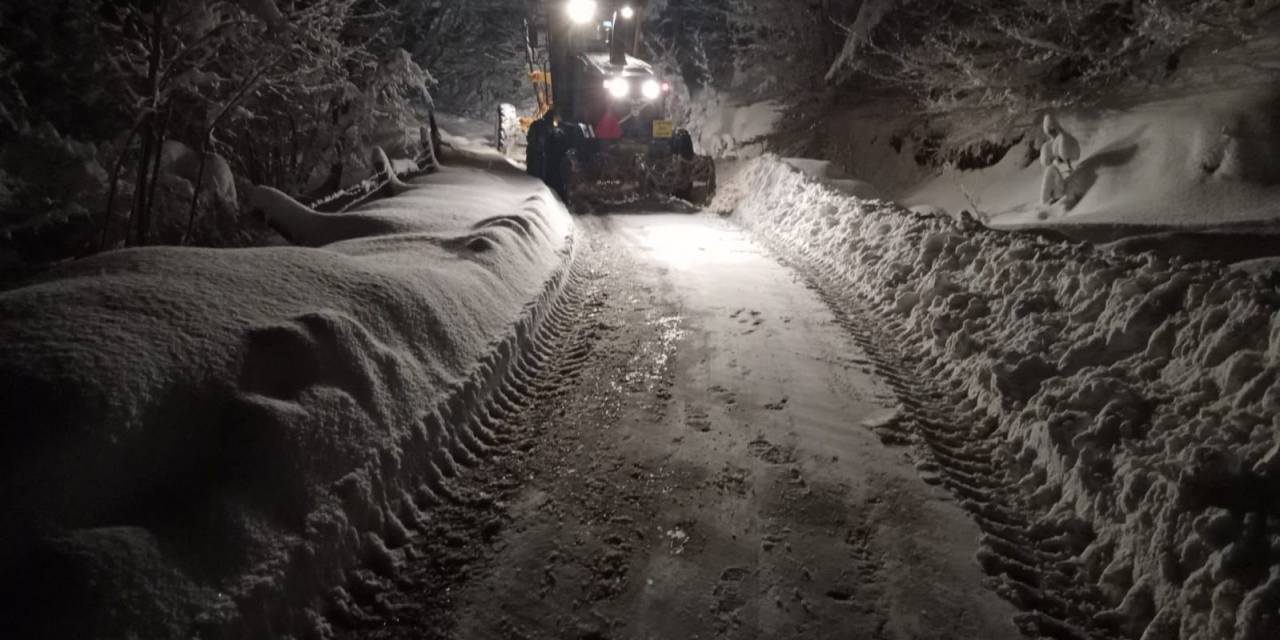 Akyazı’da Ekiplerin Kar Mesaisi