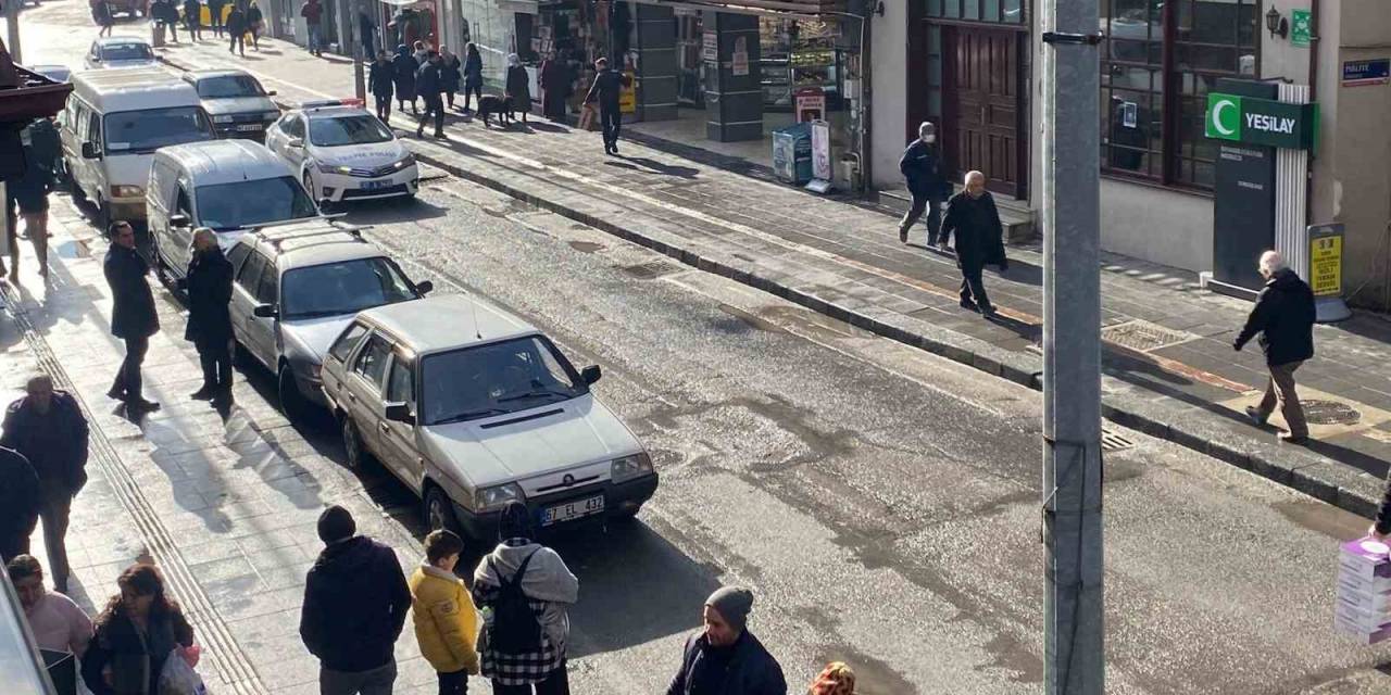 Ekipler Caddedeki Parklara İzin Vermedi