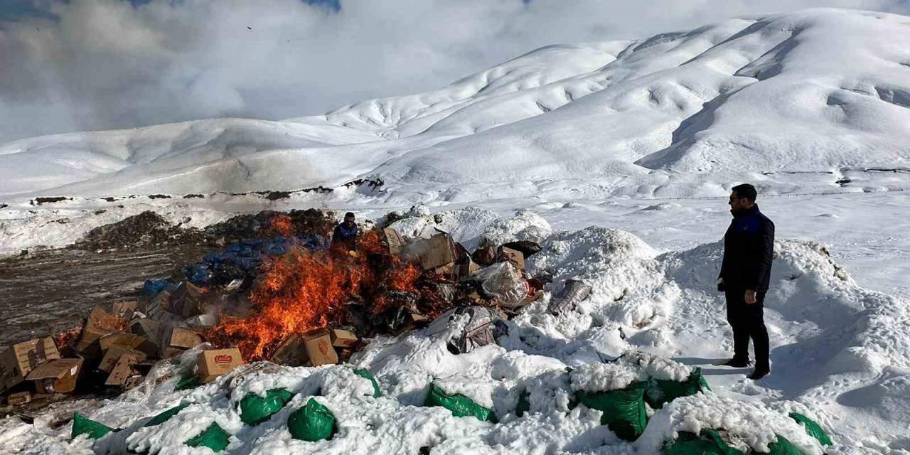 Yüksekova’da Tarihi Geçmiş Bir Kamyon Gıda İmha Edildi
