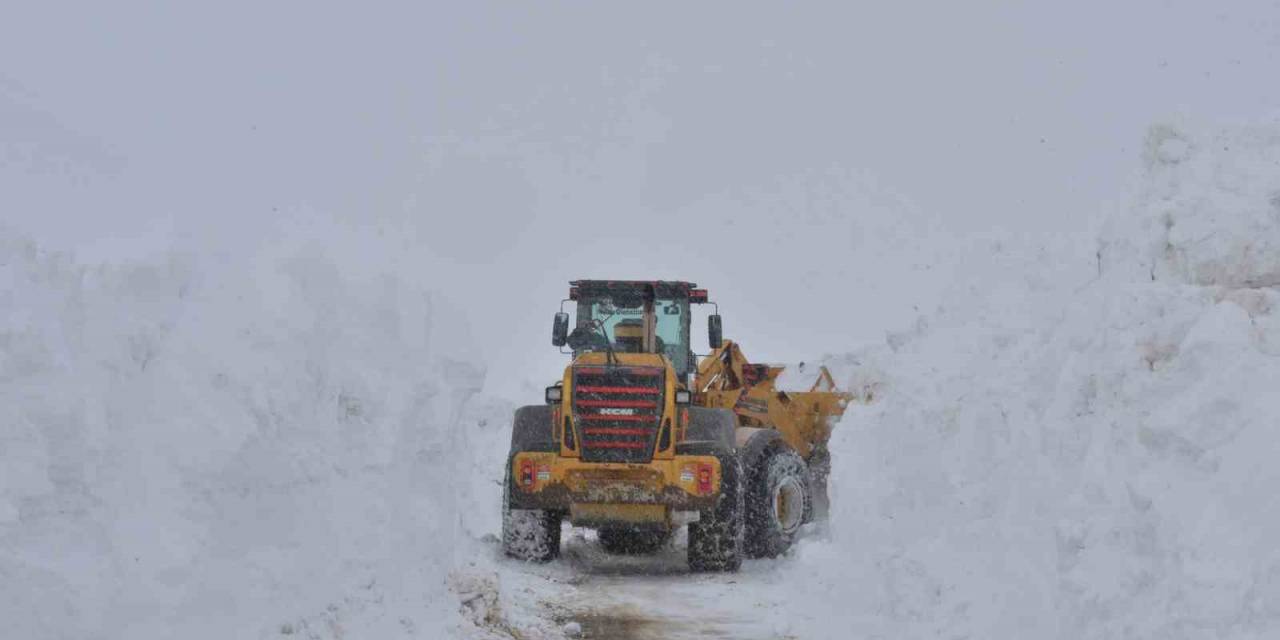 Hakkari’de Yol Açma Çalışmaları Devam Ediyor