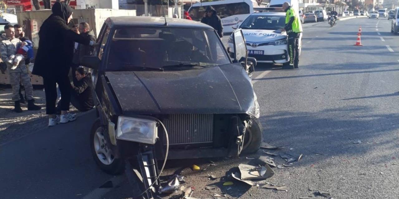 Milas’ta Kamyonet İle Otomobil Çarpıştı