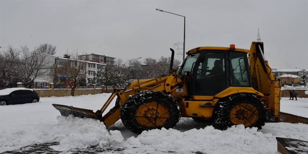 Bulanık’ta Kar Temizleme Çalışması