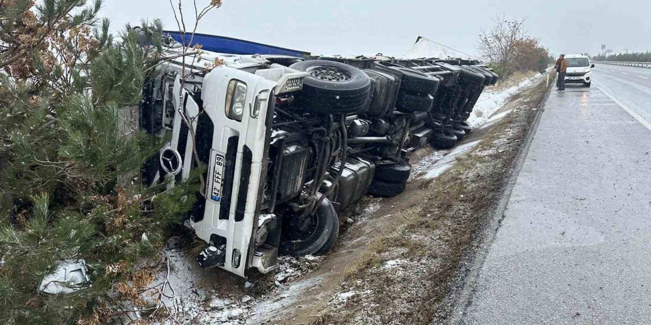 Bira Yüklü Tır Refüje Devrildi, 1 Kişi Yaralandı