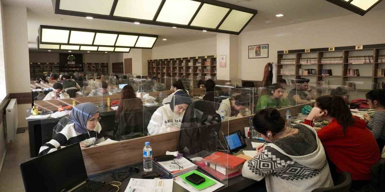27 Gençlik Kütüphanesinde Tam Kapasite Hizmet Sunuluyor