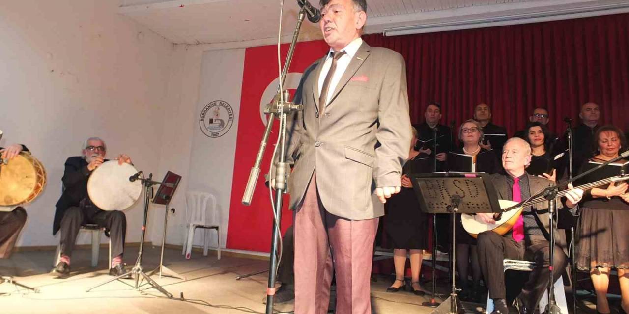 Sokakta Seyyar Satıcı Sahnede Türkücü