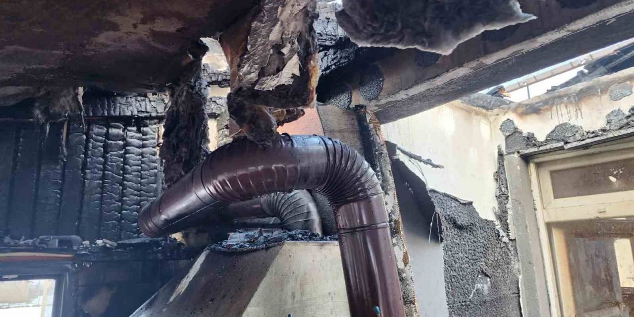 Bolu’da 2 Katlı Evin Üst Katı Küle Döndü