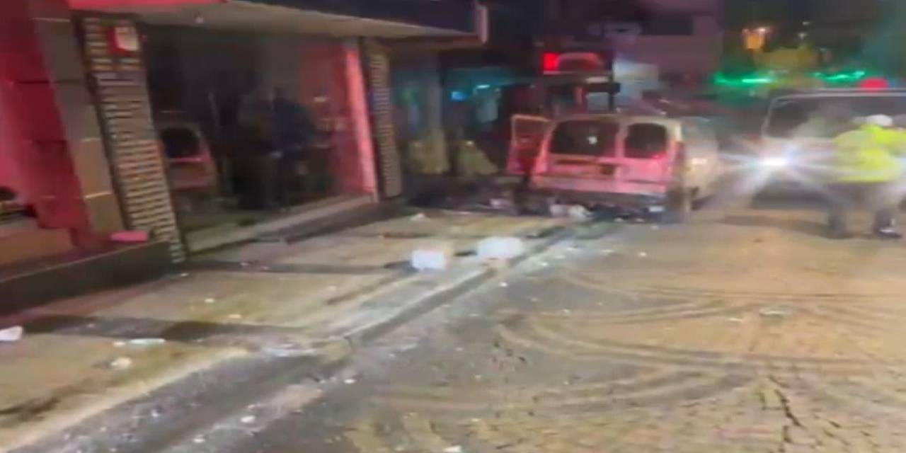 Aşırı Hız Kazaya Sebep Oldu, Kaza Anı Güvenlik Kameralarına Yansıdı