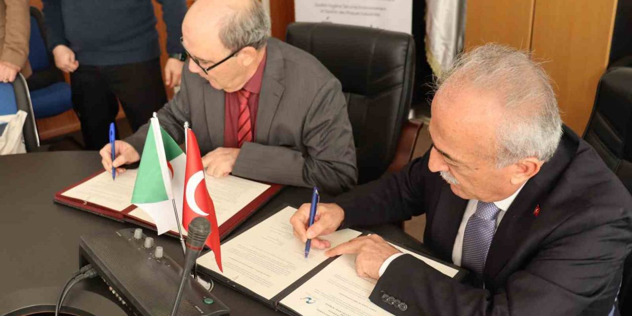 Rektör Çomaklı, Cezayir’de