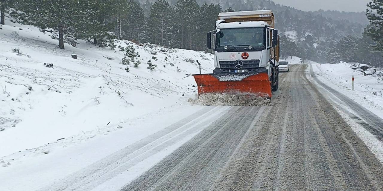 Kazdağları’nda Kar Yağışı Trafiği Olumsuz Etkiliyor