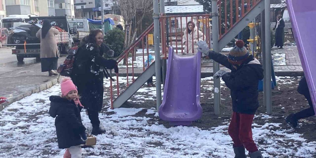 Şehir Beyaza Büründü, Çocuklar Karın Tadını Doyasıya Çıkardı