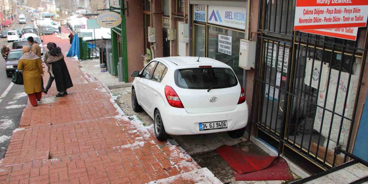 Dik Yokuşta Kontrolden Çıktı, Merdivenlerde Askıda Kaldı