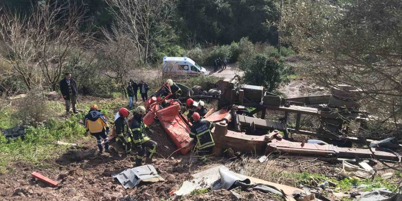 Uçuruma Yuvarlanan Vinç Yüklü Kamyon Paramparça Oldu: 1 Ölü