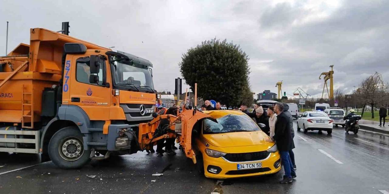 Pendik’te İbb’ye Ait Kar Küreme Aracı Ticari Taksiye Çarptı: 3 Yaralı