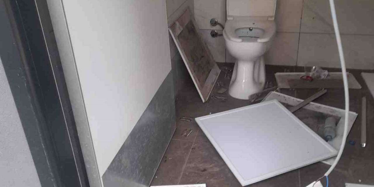 Tarsus Atatürk Gençlik Parkındaki Tuvaletlere Zarar Verildi