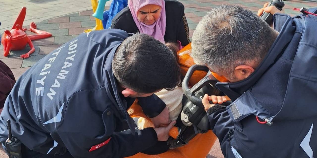 Parkta Oyun Aletine Sıkışan Çocuğu İtfaiye Ekipleri Kurtardı