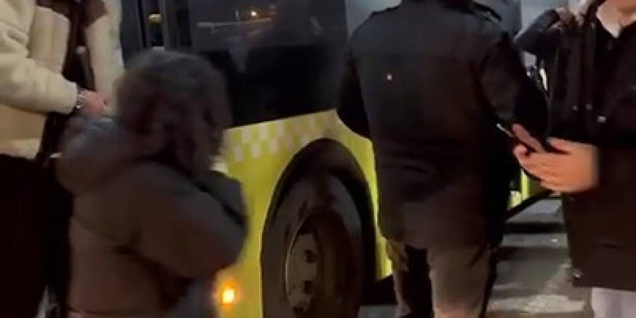 İett Otobüsünün İçini Dumanlar Kaplayınca Yolcular Panikle Kendini Dışarı Attı: O Anlar Kamerada