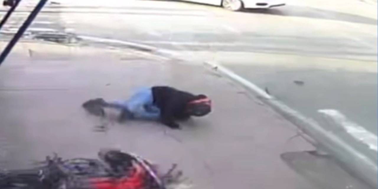 Motosiklet Sürücüsünün Metrelerce Sürüklendiği Kaza Kamerada