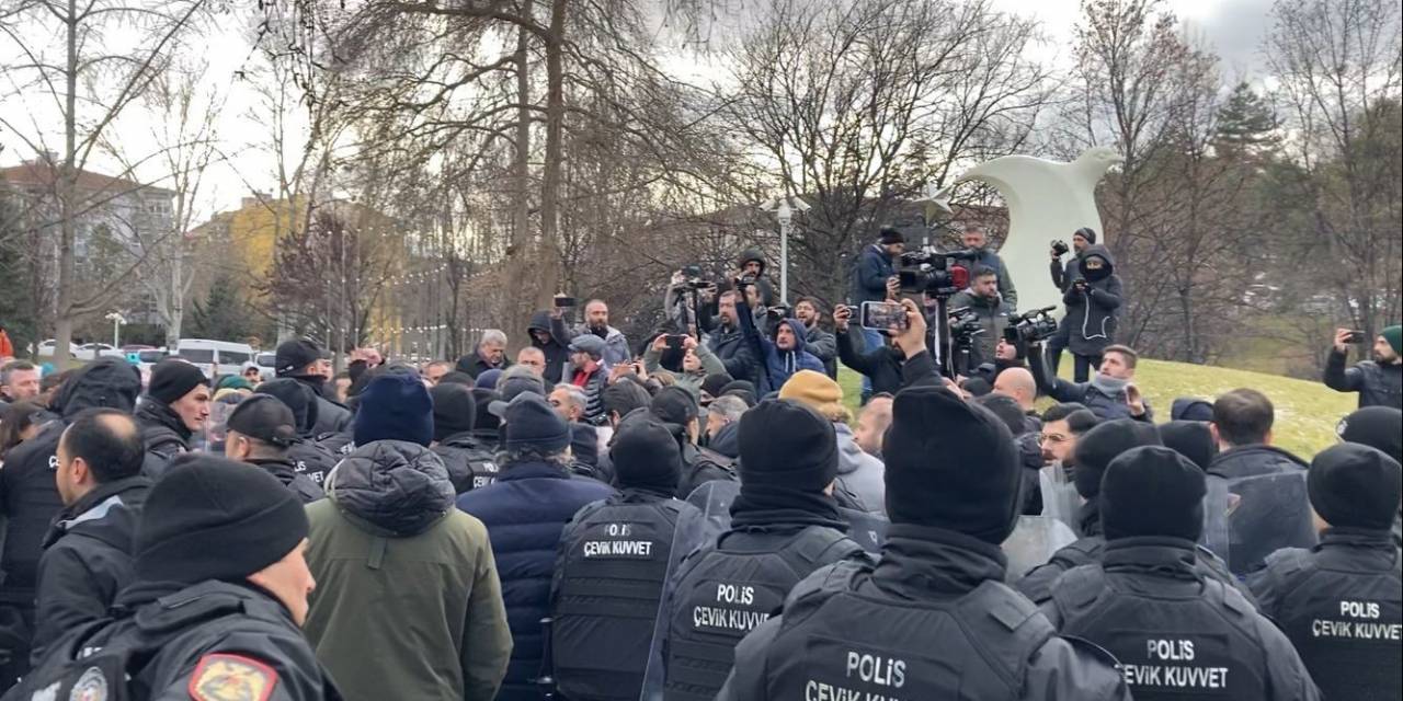 Özel Sektörde Çalışan Öğretmenler, Özlük Haklarının İyileştirilmesini Talep Etmek İçin Tbmm’nin Çankaya Kapısına Yürüdü