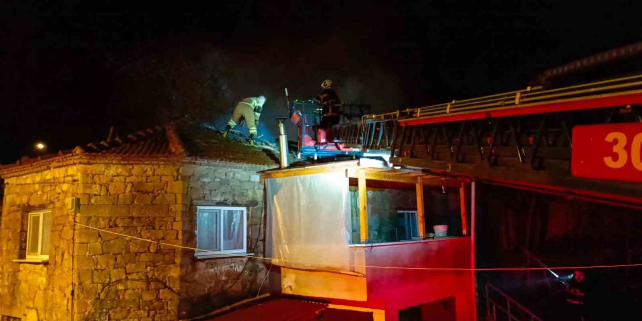 Keşan’da Çıkan Ev Yangını Ahıra Sıçramadan Söndürüldü