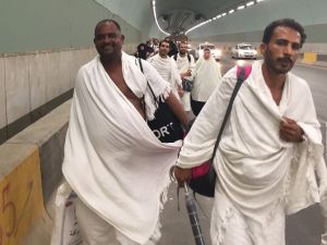 Mekke’den Arafat’a Yürüyerek Çıkıyorlar