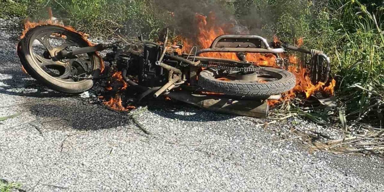 Park Halindeki Motosiklet Yandı