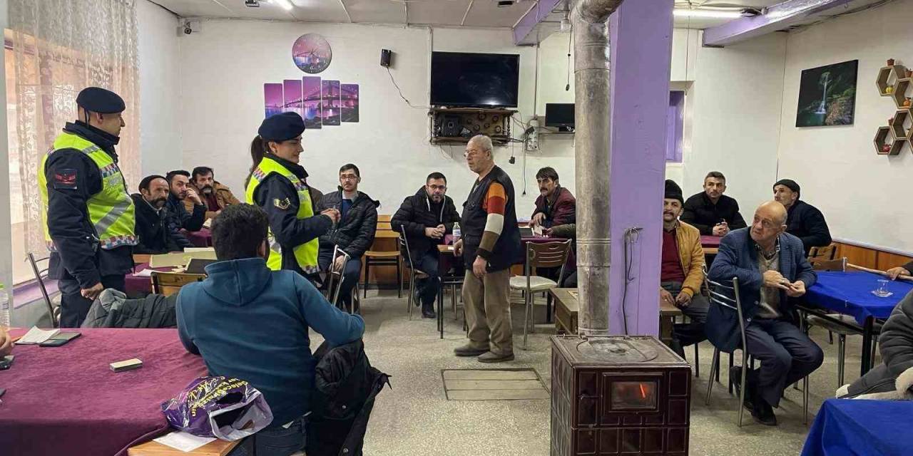 Jandarma Ekiplerinden Kahvehanede Trafik Eğitimi