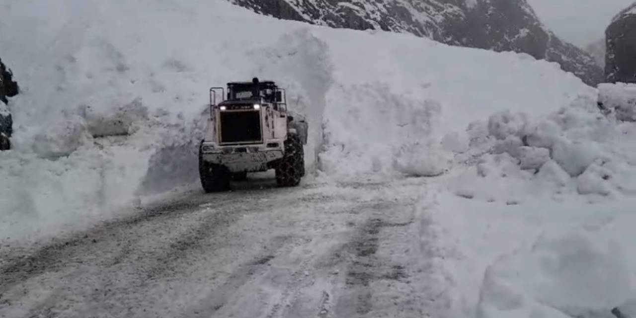 Yüksekova’da Düşen Çığ Nedeniyle Kapanan Yol Ulaşıma Açıldı