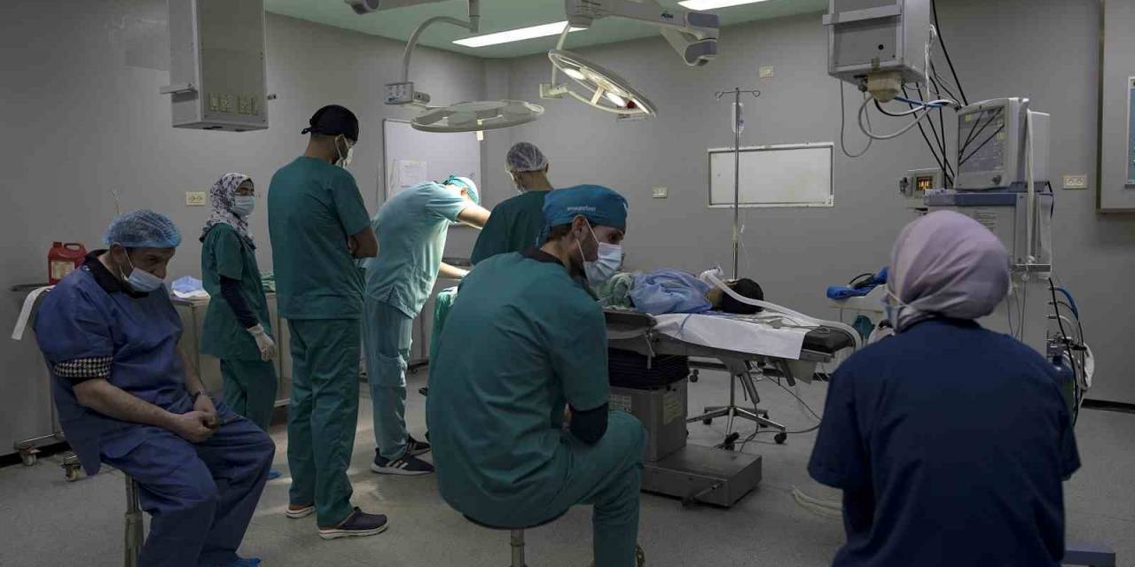 Gazze’deki El Amal Hastanesi’nde Oksijenin Tükenmesi Nedeniyle Ameliyatlar Durdu