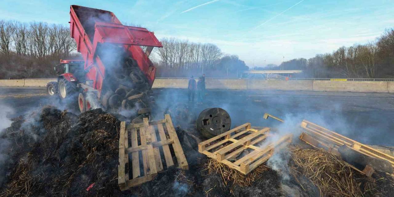 Fransa’da Çiftçiler Otoyolları Kapatarak Paris’i Abluka Altına Aldı