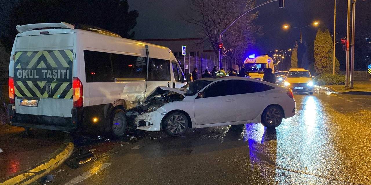Kocaeli’de Servis Minibüsü Otomobille Çarpıştı: 4 Yaralı