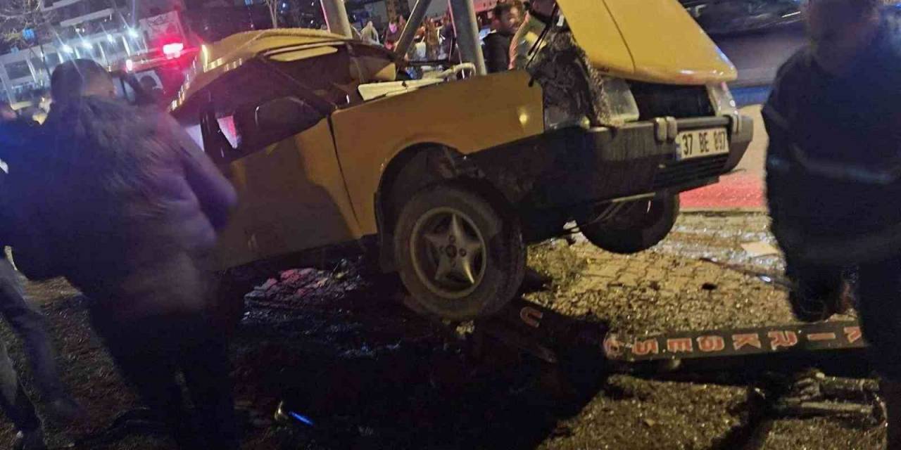 Tofaş Otomobil Çarptığı Direkte Asılı Kaldı: 4 Yaralı