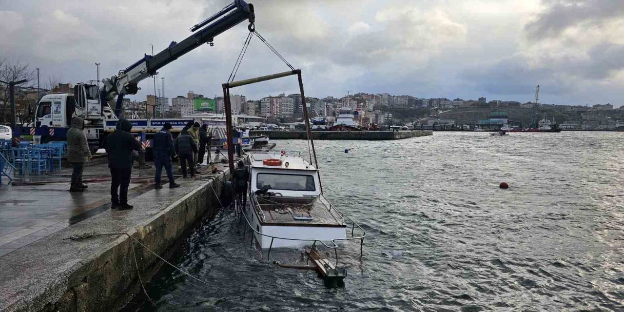 Fırtınada Batan Tekne Vinç Yardımıyla Çıkarıldı