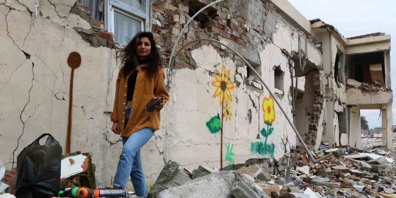 Enkaz Kentin Duvarları Kadın Eliyle Renklendi