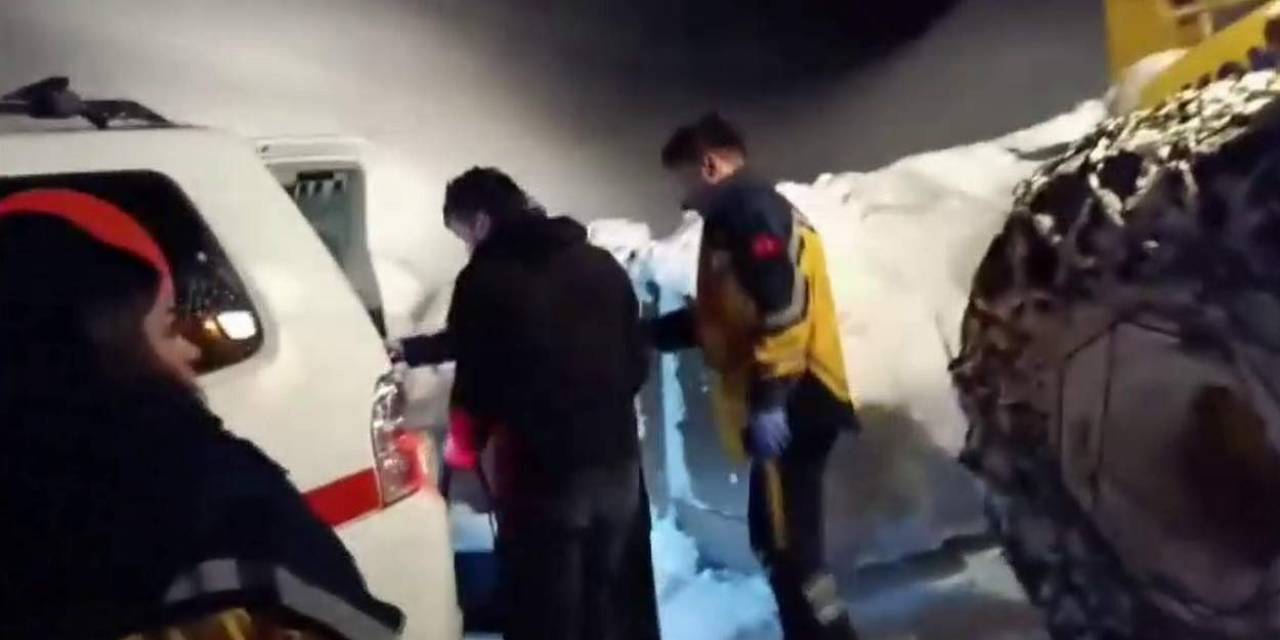 Kar Yolları Kapattı, Ayağına Kaynar Su Dökülen Kadına Ekipler Yetişti