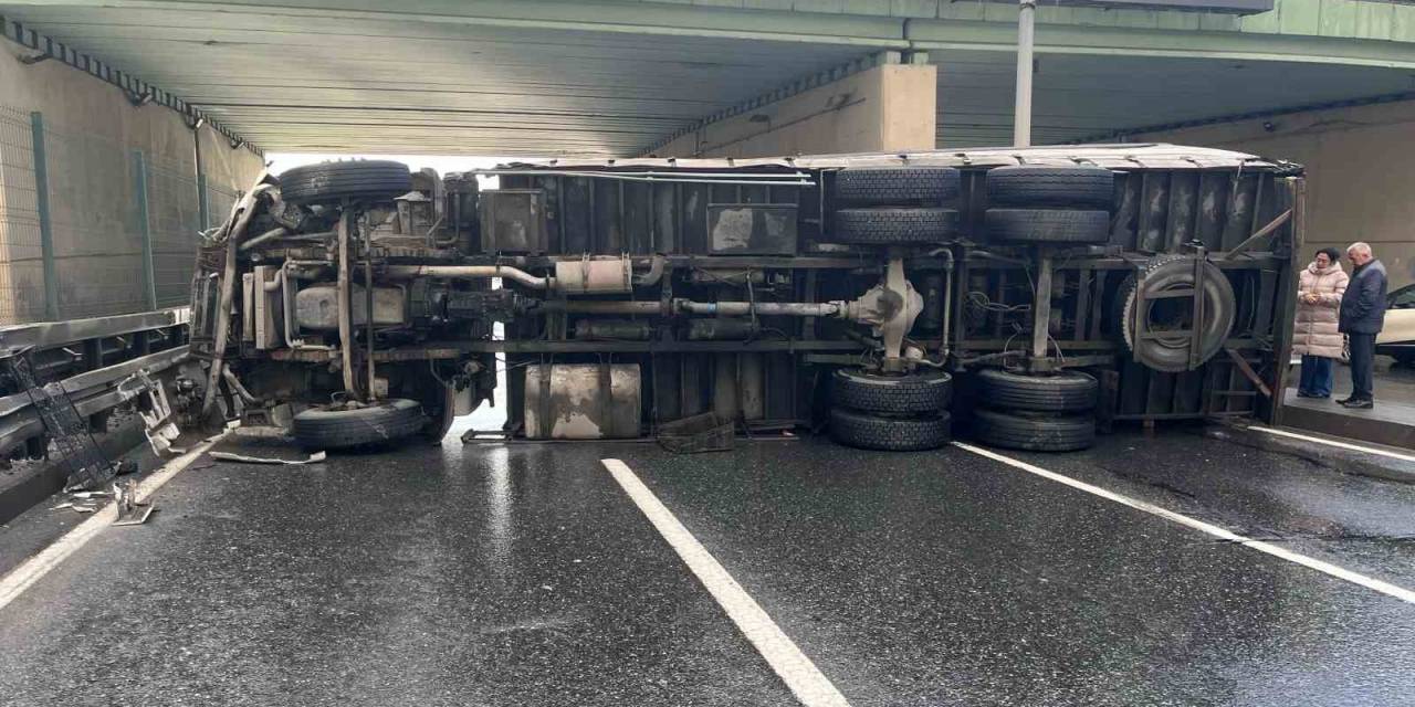 Beylikdüzü E-5’te Kamyon Devrildi, Yol Trafiğe Kapandı