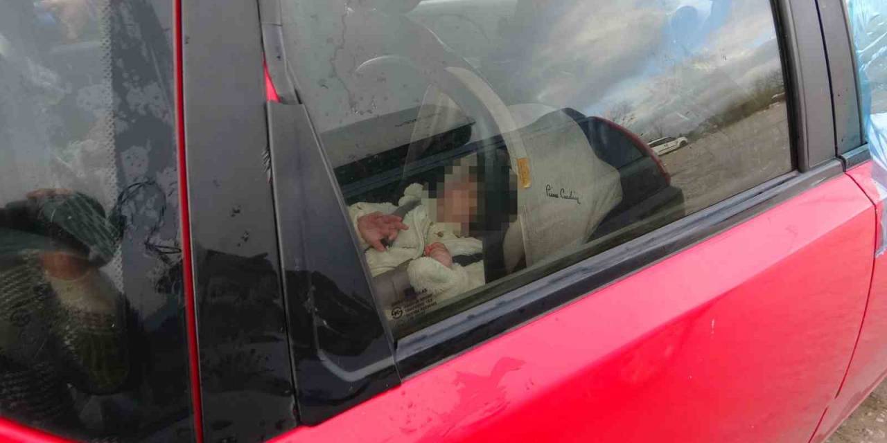 10 Aylık Bebek Araçta Mahsur Kaldı, Anne Korku Dolu Gözlerle Bekledi